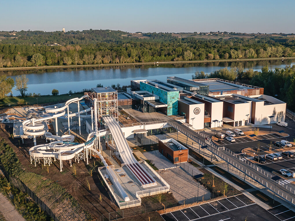 AP-MA architecture : centre aquatique de Libourne, vue aérienne par drone