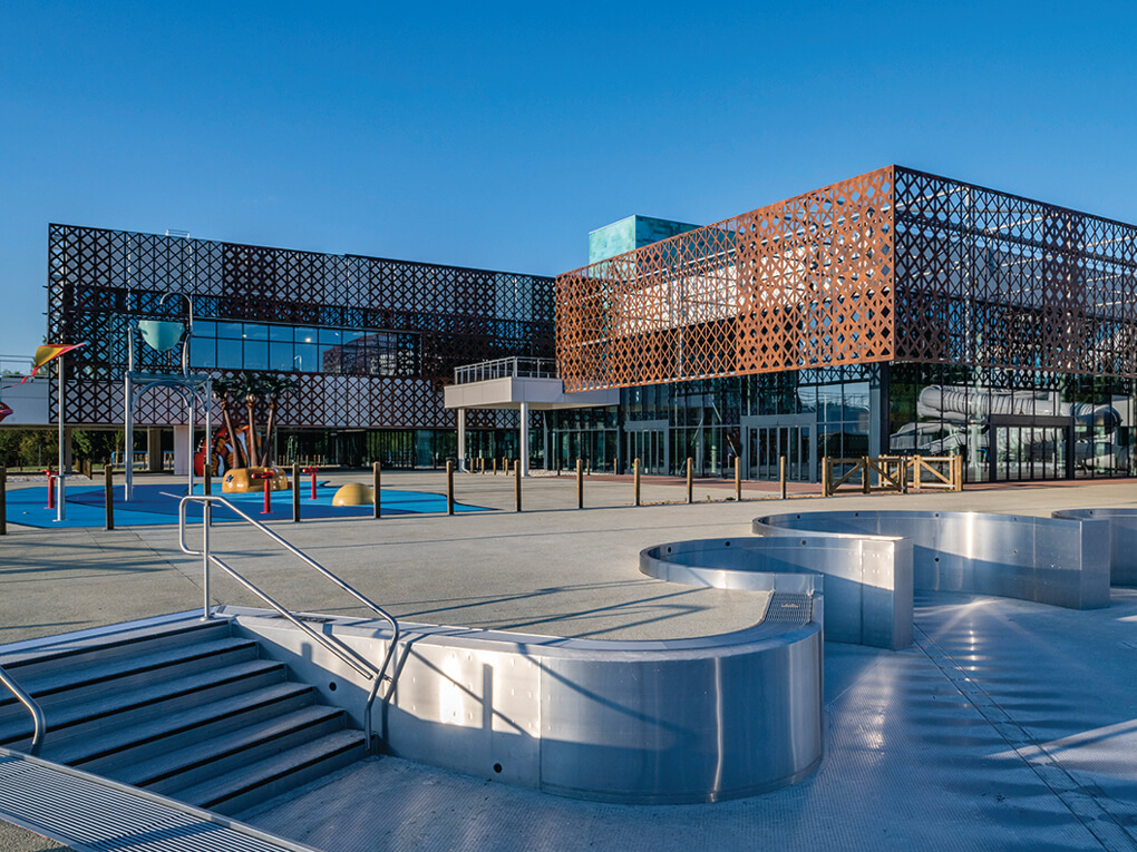 AP-MA architecture : centre aquatique de Libourne, vue générale entrée